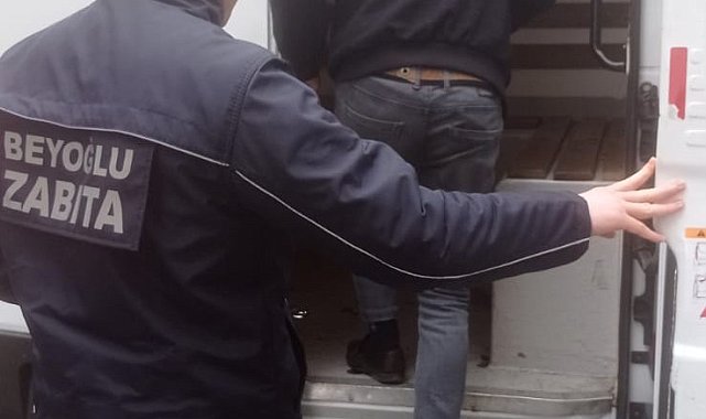 Dilencinin bastonundan çıkan paralar şoke etti