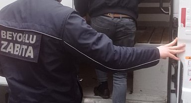 Dilencinin bastonundan çıkan paralar şoke etti