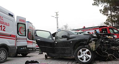 Direğe çarpan otomobil taklalar attı: 1 ölü, 2 yaralı
