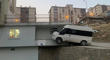 Direksiyon hakimiyetini kaybeden minibüs balkona uçtu