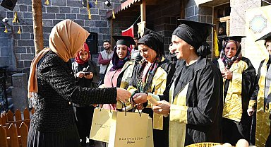Diyarbakır'da okuma yazma öğrenen kadınlar kep attı