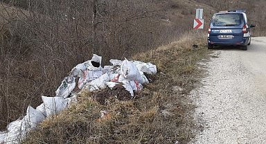 Doğaya moloz attılar, yakalanınca 30 çuvalı kendileri taşıdılar