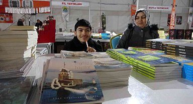 Doğuştan engelli yazar, kitap fuarının gözdesi oldu