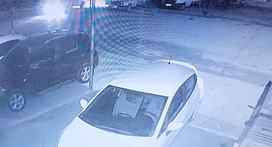 Domates yüklü kamyonetin çalınma anları kamerada