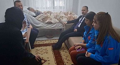 Dr. Yılmaz yaşlıların hayır duasını alıyor