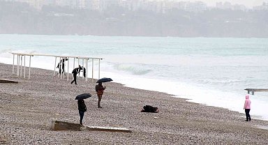 Dünyaca ünlü sahilin rengi değişti, tatilcilerin yerini defineciler aldı