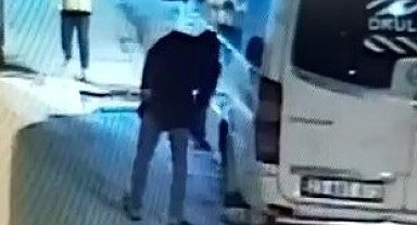 Durduk yere minibüsün lastiğini kesip yoluna devam etti