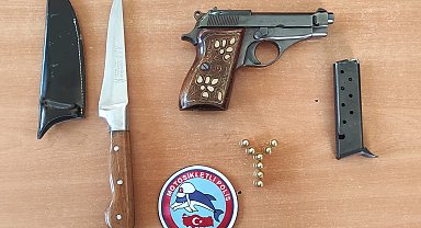 Durdurulan araçlarda birçok silah, mühimmat ve kesici alet ele geçirildi