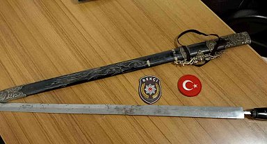 Düzce polisinden denetim: 8 tabanca ve kılıç ele geçirildi