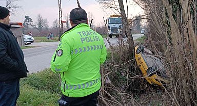 Düzce'de otomobil kanala uçtu, sürücü yara almadan kurtuldu