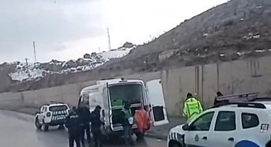 Düzensiz göçmenleri taşıyan araç kaza yaptı: 2 ölü, 6 yaralı