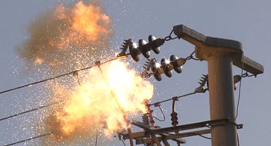 Edirne'de elektrik direğindeki patlama anı kameraya yansıdı