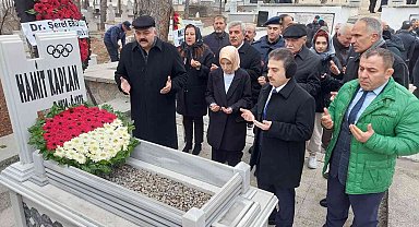 Efsane güreşçi Hamit Kaplan, mezarı başında dualarla anıldı