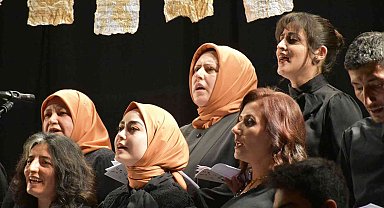 Eğitimlerini tamamlayan Türk sanat müziği korosu kursiyerleri kulakarın pasını sildi