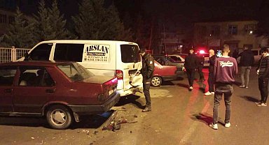 Ehliyetsiz alkollü şahıs, park halindeki 3 araca çarptı