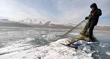 Eksi 20 derecede ekmeklerini buzdan kazanıyorlar
