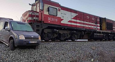 Elazığ'da tren, hemzemin geçitte çarptığı aracı 100 metre sürükledi: 1 yaralı