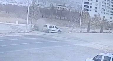 Elazığ'daki trafik kazası güvenlik kamerasına yansıdı: 2 yaralı