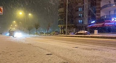 Elazığ'ın merkezine mevsimin ilk karı yağdı
