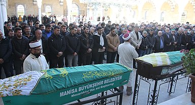 Elim kazada yaşamını yitiren abla-kardeş son yolculuğuna uğurlandı