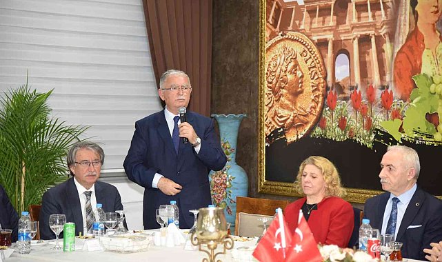 Emekliye ayrılan vali yardımcısı ve kaymakamlara plaket