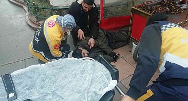 Epilepsi krizi geçiren zihinsel özürlü kestanecinin yardımına koştular