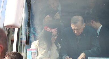 Erdoğan kitabını imzaladı, genç kız gözyaşlarına boğuldu