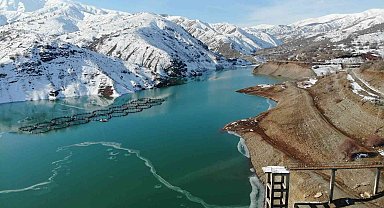 Erzincan'daki Göyne Sulama Barajı buzla kaplandı