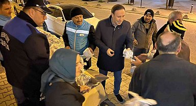 Esenyurt Belediyesi'nden vatandaşlara kandil simidi ikramı