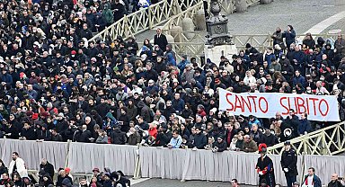 Eski Papa 16. Benedict, Vatikan'da defnedildi