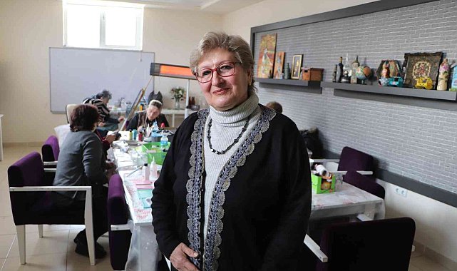 Ev hanımı, evinde hobi olarak başladığı geri dönüşüm sanatında usta öğretici oldu