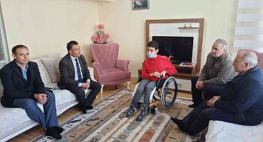 Evde eğitim hizmeti alan öğrenci karnesine kavuştu