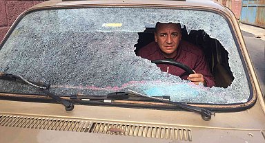 Evden çıkarmak istediği gelininin ağabeyi otomobile baltayla zarar verdi