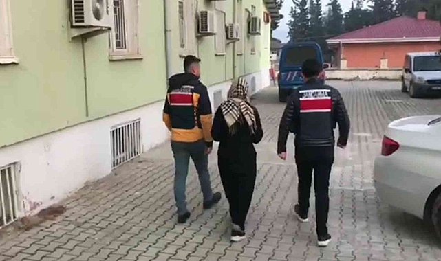 Evine girmeye çalışan hırsızı kapı deliğinden görüntüledi