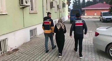 Evine girmeye çalışan hırsızı kapı deliğinden görüntüledi