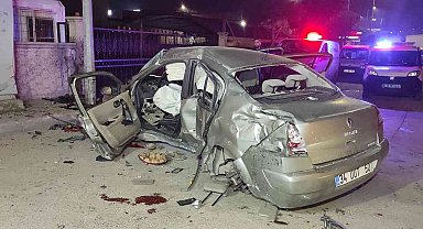 Fabrikanın duvarına çarpan otomobilin sürücüsü ağır yaralandı