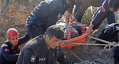 Falezlerden düşen yaşlı adam 1 saatlik çalışayla kurtarıldı