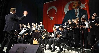 Farklı meslek gruplarından oluşan korodan müzik ziyafeti