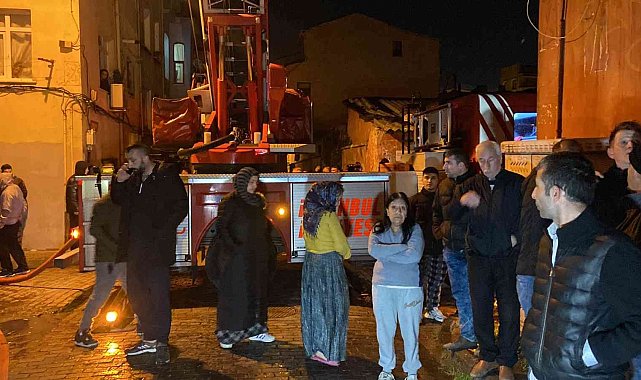 Fatih'te 3 katlı bina alev alev yandı: 1 kişi üçüncü kattan atlayarak kurtuldu