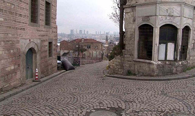 Fatih'te güpegündüz gasp: Uzun namlulu silahlarla 1 milyonluk vurgun yaptılar
