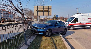 Fenalaşan sürücü ağaca çarptı