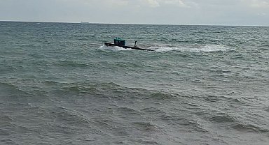Fırtınada denize açılan teknenin dalgalarla mücadelesi kameraya yansıdı