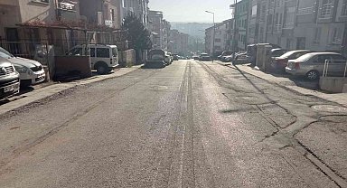 Freni arızalanan kamyonet park halindeki araçların arasına daldı