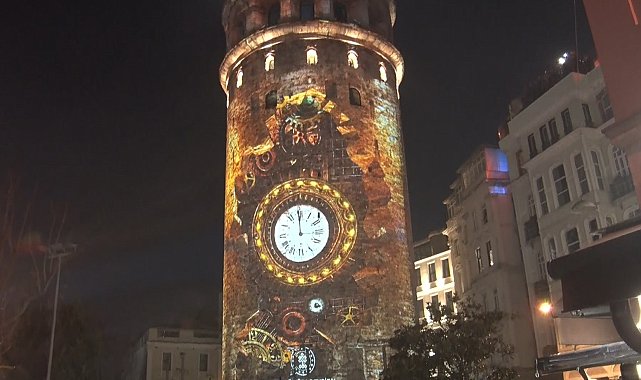 Galata Kulesi'ne saat yansıtılarak geri sayım yapıldı