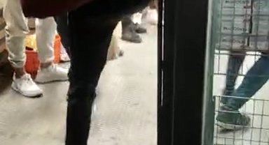Galata'da market hırsızına çiçekçiden tekme kamerada