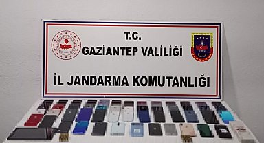 Gaziantep'te 194 adet kaçak cep telefonu ile 115 litre kaçak alkol ele geçirildi