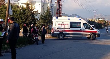 Gazipaşa'da hafif ticari araçla motosiklet çarpıştı: 3 yaralı