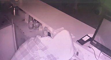 Gece vakti içeri girdi: Hem motosikleti hem kaskı çaldı