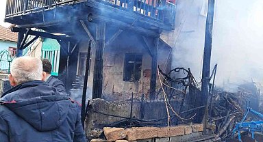 Gediz'deki yangında traktör, otomobil ve samanlık yandı