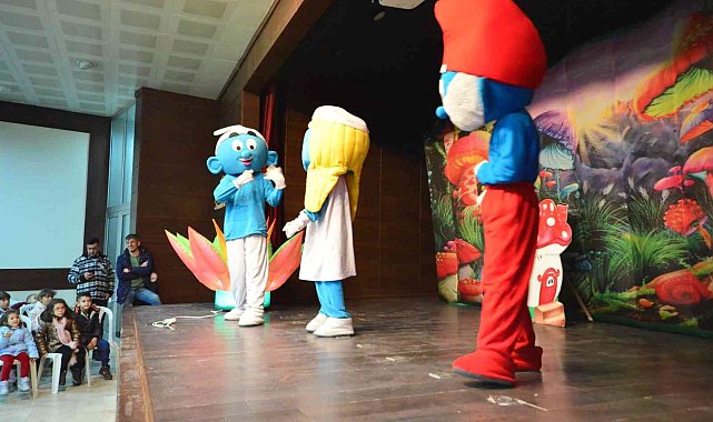 Gedizli çocuklar 'Şirinler' ile eğlendi